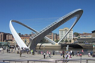 17 septembrie: Este inaugurat podul Gateshead Millennium Bridge