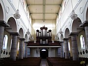 Vue intérieure de la nef vers la tribune d'orgue.