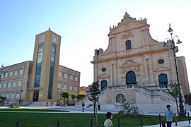 Chiesa Madre e Plesso scolastico "L.Einaudi", Piazza Unità d'Italia