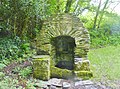 La fontaine de dévotion de Troboa, située en contrebas de la chapelle Saint-Laurent.