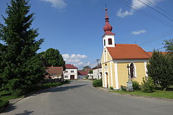 Centrum Oponešic s kaplí sv. Petra a Pavla