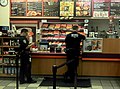 Agenti di polizia che comprano ciambelle e caffè, un esempio di comportamento stereotipato percepito in Nord America.