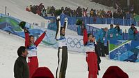 Siegerehrung 2010: Lydia Lassila (Mitte) gewinnt Gold im Springen vor den Chinesinnen Li Nina (l.) und Guo Xinxin (r.)