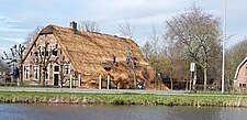 Het riet verwijderen van een dak, Rijksmonument Rietveld 90, Woerden