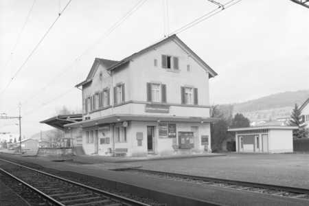 Bahnhof Schöfflisdorf-Oberweningen im Jahr 1975, 2015 abgebrochen, WC-Häuschen 2005 abgebrochen