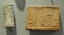 Mezopotamski valjasti pečatnik iz apnenca in njegov odtis, na katerem ljudje častijo Šamaša, Muzej Louvre