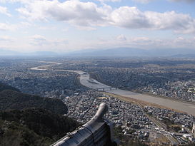 Toàn cảnh vùng đồng bằng Nōbi với thành phố Gifu, tỉnh Gifu nhìn từ đỉnh của lâu đài Gifu.