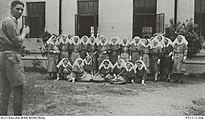 Skupinová fotografie zdravotních sester z 2./13. australské všeobecné nemocnice. Devátá zprava stojí I. M. Drummondová