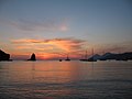 Večer na Černé pláži. Vpravo v pozadí vrcholy ostrova Salina a pobřeží Lipari