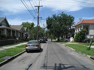 Rua de um bairro residencial nos Estados Unidos