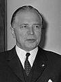 Gaston Eyskens à une conférence du gouvernement Benelux dans le bâtiment du Congrès, La Haye, 28 avril 1969