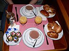 フランスでの典型的な朝食 カフェオレ + クロワッサン（あるいはバゲット）。この写真では飲み物がコップに入っているが、フランスの家庭ではボウル状の器でカフェオレを飲む人も多い。