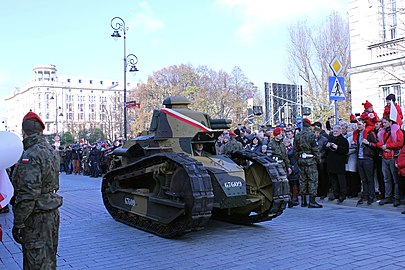 Tanc Renault FT-17 polonez la o paradă.