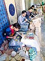 Para pengrajin sedang memotong-motong zellige, Fez, Maroko.