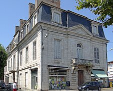 Les anciens communs du château d'Aiguillon.