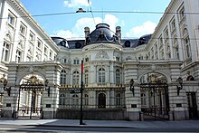 photographie contemporaine représentant la façade principale du palais en forme de U et aux pierres de teinte claire en bossage