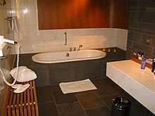 Una moderna stanza da bagno