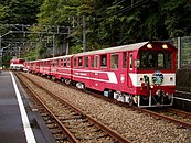 In Nagashima Dam wird die Schiebelokomotive abgekuppelt und die Diesellokomotive befördert den Zug allein nach Ikawa.