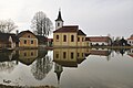 Kostel svatého Václava s rybníkem