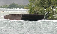 Le Niagara Scow, gabare échouée en 1918 en amont des chutes Horseshoe.
