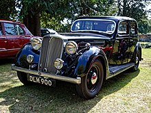 Une automobile ancienne dans un musée.