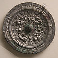 Miroir en bronze, composition verticale de figures diverses. Royaume de Wei. Figures taoïstes et animaux hybrides[N 2]