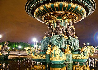 Fontaine des Mers sous les projecteurs.