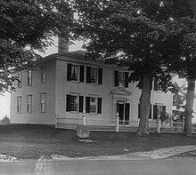 Photographie d'une maison blanche à deux étages