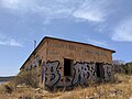 Bâtiment abandonné à Porto Palermo, contient un ancien message socialiste "LES DÉCISIONS DU 6ème Congrès du PROGRAMME DE TRAVAIL PLA (...)" (VENDIMET E KONG. 6te PPSH PROGRAM PUNE (...))