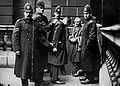 Policías británicos en 1919, característicos polo uso do abrigo, o casco e por non levar armas