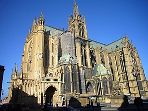 Sur la place d'Armes, avec de gauche à droite : la chapelle Notre-Dame-du-Carmel, la tour de la Mutte, et la chapelle du Saint-Sacrement