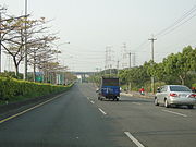 臺灣大道六段（原中棲路），前方高架橋為福爾摩沙高速公路
