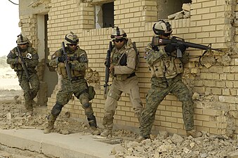 Soldats de l'armée irakienne s'entraînant au combat urbain, 2009