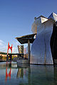 Le musée avec étang, le pont « La Salve » et « Tulips » de Jeff Koons.
