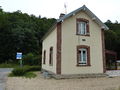 La maisonnette de la garde-barrière de l'ex-passage à niveau sur la route Berrien-Scrignac.