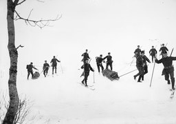 Übung im Verwundetentransport mit Skischlitten - CH-BAR - 3238070.tif