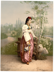 Ung bosniakisk kvinna i folkdräkt, kring sekelskiftet 1900