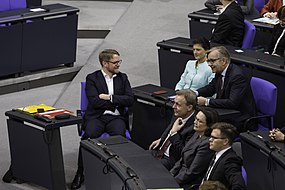 Jan Korte, der damalige Erste Parlamentarischer Geschäftsführer der Linksfraktion zusammen mit den damaligen Fraktionsvorsitzenden Dietmar Bartsch und Sahra Wagenknecht im Plenum des Deutschen Bundestages.