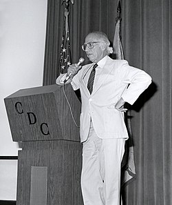 Jonas Salk vierailulla Centers for Disease Controlissa 1988.