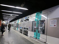 Rame MI 09 à quai, en gare souterraine du RER A.