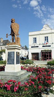 Statue de Robert le Fort sur la place du même nom à Châteauneuf sur Sarthe