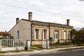 Échoppe à entrée en saillie.