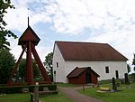 Valtorps kyrka i Skara stift, en medeltida landsbygdskyrka med klockstapel.
