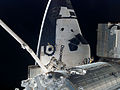 מבט על הדיסקברי עוגנת בתחנת החלל הבינלאומית, היום ה-6 למשימה