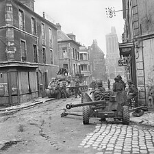 Chars et canon britanniques pendant la bataille de Caen en juillet 1944