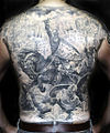 Sort og grå tatovering på ryggtavle