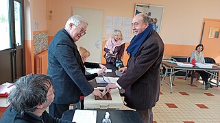 Gilles Grévin, maire depuis 1995, votant lors de l’élection du 15 mars 2020.