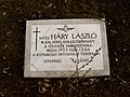 Háry László sírja Budapesten (Új köztemető: 301.) – a sírkő felirata emlékeztető, hogy a táborban halt meg