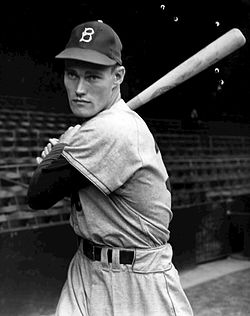 Chuck Connors, mint a Brooklyn Dodgers játékosa (1950 körül).