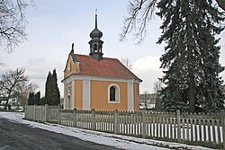 Kaplička z roku 1822 na křižovatce v centru vesnice Bělečko